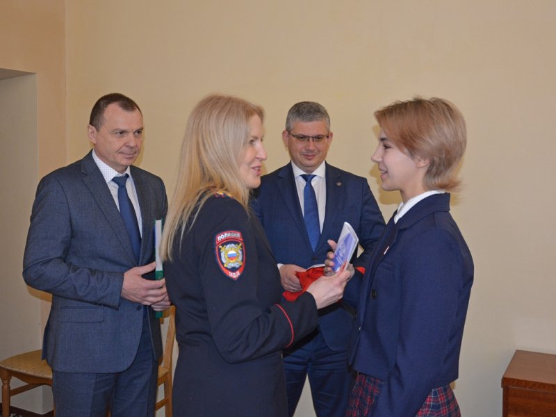В Cмоленске полицейские вручили школьникам первые паспорта гражданина Российской Федерации