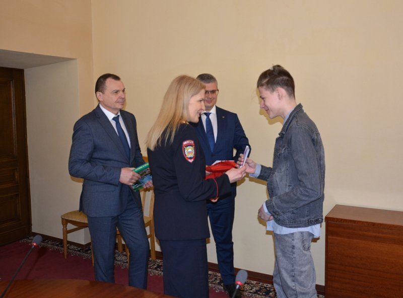 В Cмоленске полицейские вручили школьникам первые паспорта гражданина Российской Федерации